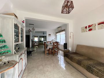 venta casa 4 ambientes con jardin  y cochera