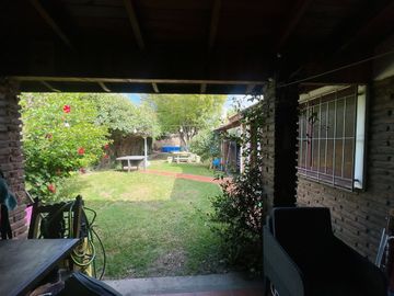venta casa 4 ambientes con jardin  y cochera