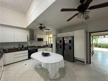 Bellisima Casa en Venta de 4 Habitaciones. Altos de Riomar