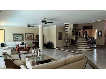 Bellisima Casa en Venta de 4 Habitaciones. Altos de Riomar