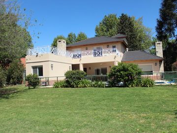 Venta , Alquiler Temporario. Casa  sobre el golf en  Golfers c.c