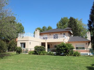 Venta , Alquiler Temporario. Casa  sobre el golf en  Golfers c.c
