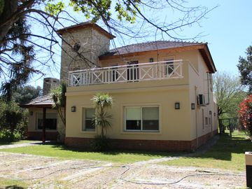 Venta , Alquiler Temporario. Casa  sobre el golf en  Golfers c.c