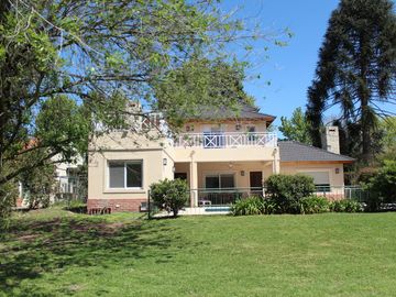 Venta , Alquiler Temporario. Casa  sobre el golf en  Golfers c.c
