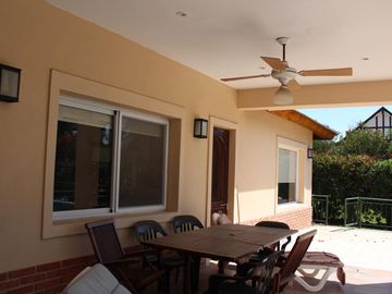 Venta , Alquiler Temporario. Casa  sobre el golf en  Golfers c.c