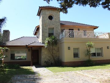 Venta , Alquiler Temporario. Casa  sobre el golf en  Golfers c.c