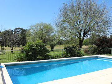 Venta , Alquiler Temporario. Casa  sobre el golf en  Golfers c.c