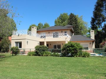 Venta , Alquiler Temporario. Casa  sobre el golf en  Golfers c.c