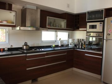 Venta , Alquiler Temporario. Casa  sobre el golf en  Golfers c.c