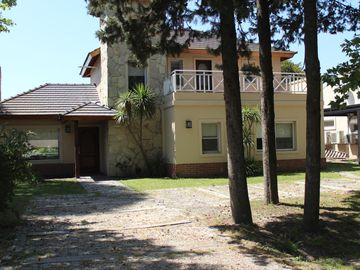 Venta , Alquiler Temporario. Casa  sobre el golf en  Golfers c.c