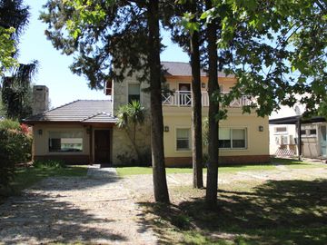 Venta , Alquiler Temporario. Casa  sobre el golf en  Golfers c.c