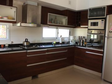 Venta , Alquiler Temporario. Casa  sobre el golf en  Golfers c.c