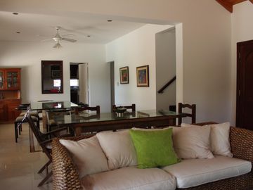 Venta , Alquiler Temporario. Casa  sobre el golf en  Golfers c.c