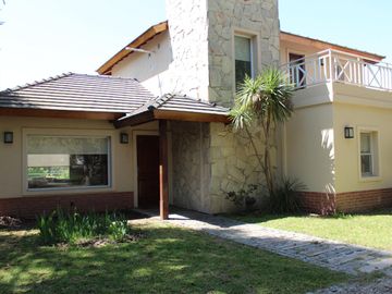 Venta , Alquiler Temporario. Casa  sobre el golf en  Golfers c.c