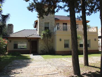 Venta , Alquiler Temporario. Casa  sobre el golf en  Golfers c.c