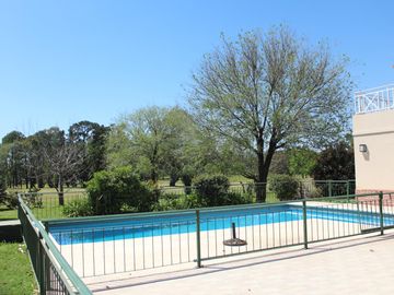 Venta , Alquiler Temporario. Casa  sobre el golf en  Golfers c.c