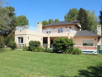 Venta , Alquiler Temporario. Casa  sobre el golf en  Golfers c.c
