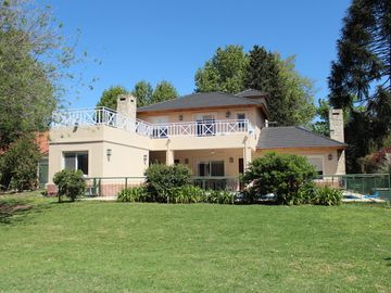 Venta , Alquiler Temporario. Casa  sobre el golf en  Golfers c.c