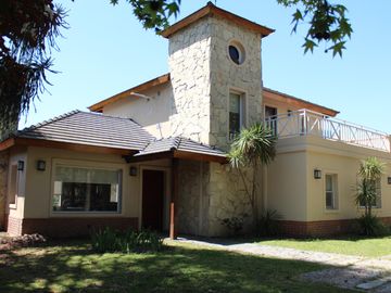 Venta , Alquiler Temporario. Casa  sobre el golf en  Golfers c.c