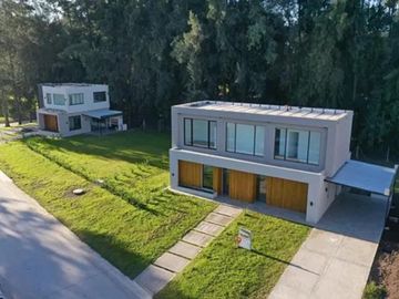Moderna  Casa a la venta  4 Amb - Barrio Privado Lares De Canning  a estrenar!!