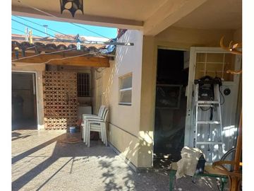 Casa en Venta - 2 Dormitorios 1 Baño Cochera - 300 mts2 - Almirante Brown,Buenos Aires