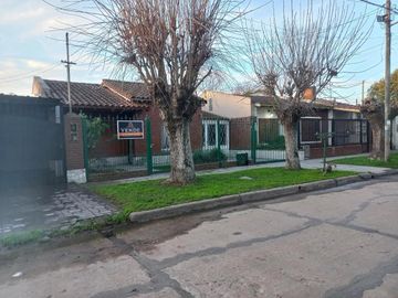 Casa en Venta - 2 Dormitorios 1 Baño Cochera - 300 mts2 - Almirante Brown,Buenos Aires