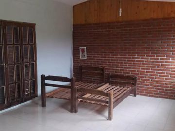 Casa en venta - 3 Dormitorios 2 Baños - Cocheras - 1.200Mts2 - Tanti, Córdoba
