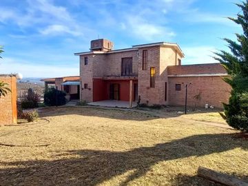 Casa en venta - 3 Dormitorios 2 Baños - Cocheras - 1.200Mts2 - Tanti, Córdoba