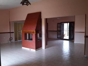 Casa en venta - 3 Dormitorios 2 Baños - Cocheras - 1.200Mts2 - Tanti, Córdoba