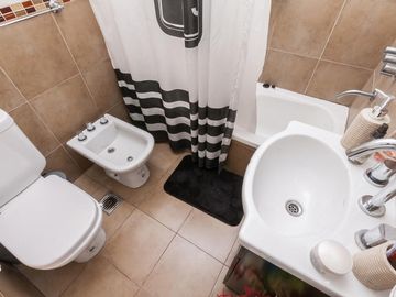 Departamento  de 2 ambientes con cochera en Remedios De Escalada
