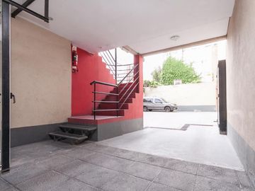 Departamento  de 2 ambientes con cochera en Remedios De Escalada