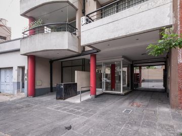 Departamento  de 2 ambientes con cochera en Remedios De Escalada