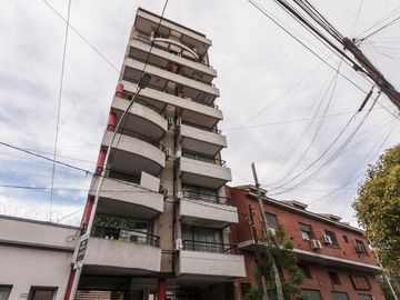 Departamento  de 2 ambientes con cochera en Remedios De Escalada