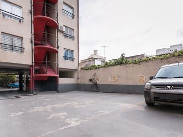 Departamento  de 2 ambientes con cochera en Remedios De Escalada
