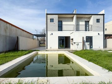 Casa 2 dormitorios con jardin y pileta. A Estrenar. Financiacion  en pesos.