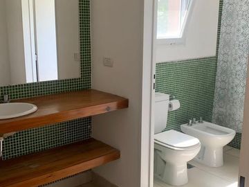 Casa en alquiler temporal desde octubre. No fracciona. 3 dormitorios, parrilla y piscina. Impecable.