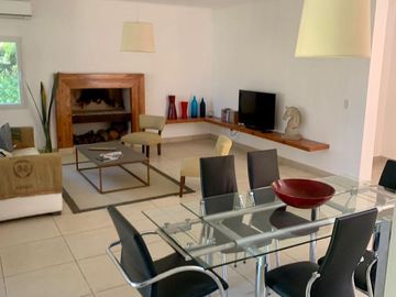 Casa en alquiler temporal desde octubre. No fracciona. 3 dormitorios, parrilla y piscina. Impecable.