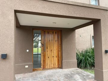 Casa en alquiler temporal desde octubre. No fracciona. 3 dormitorios, parrilla y piscina. Impecable.