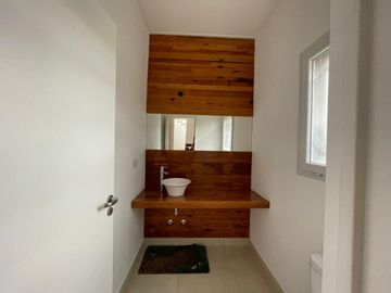 Casa en alquiler temporal desde octubre. No fracciona. 3 dormitorios, parrilla y piscina. Impecable.
