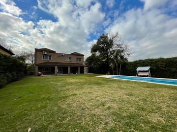 Casa en alquiler temporal desde octubre. No fracciona. 3 dormitorios, parrilla y piscina. Impecable.