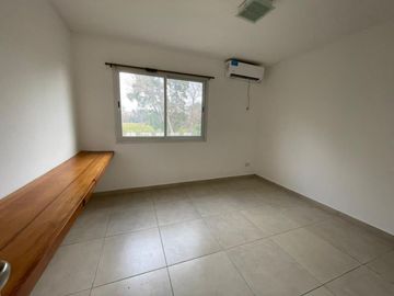 Casa en alquiler temporal desde octubre. No fracciona. 3 dormitorios, parrilla y piscina. Impecable.