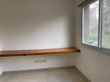 Casa en alquiler temporal desde octubre. No fracciona. 3 dormitorios, parrilla y piscina. Impecable.