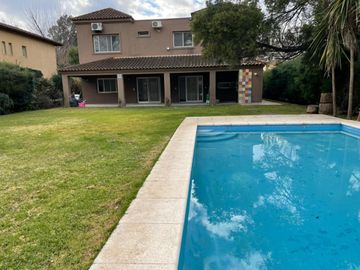 Casa en alquiler temporal desde octubre. No fracciona. 3 dormitorios, parrilla y piscina. Impecable.