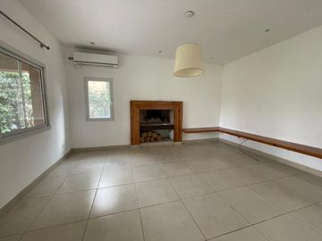 Casa en alquiler temporal desde octubre. No fracciona. 3 dormitorios, parrilla y piscina. Impecable.