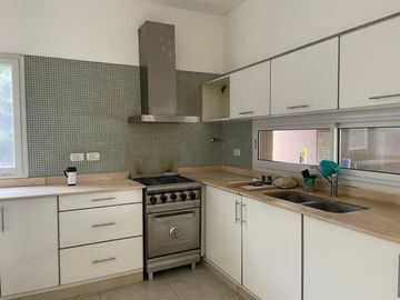 Casa en alquiler temporal desde octubre. No fracciona. 3 dormitorios, parrilla y piscina. Impecable.