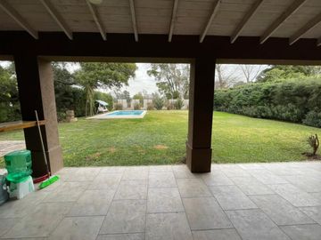 Casa en alquiler temporal desde octubre. No fracciona. 3 dormitorios, parrilla y piscina. Impecable.