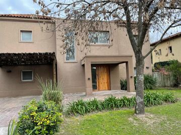 Casa en alquiler temporal desde octubre. No fracciona. 3 dormitorios, parrilla y piscina. Impecable.