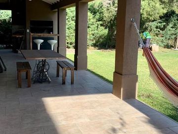 Casa en alquiler temporal desde octubre. No fracciona. 3 dormitorios, parrilla y piscina. Impecable.