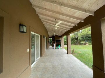 Casa en alquiler temporal desde octubre. No fracciona. 3 dormitorios, parrilla y piscina. Impecable.