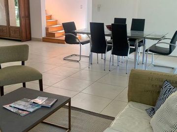 Casa en alquiler temporal desde octubre. No fracciona. 3 dormitorios, parrilla y piscina. Impecable.